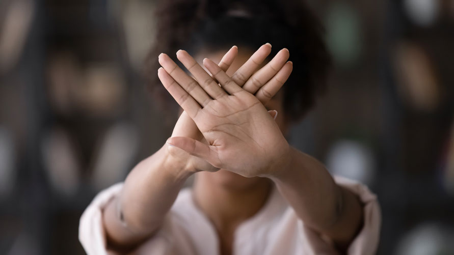 Femme qui essaie de se défendre